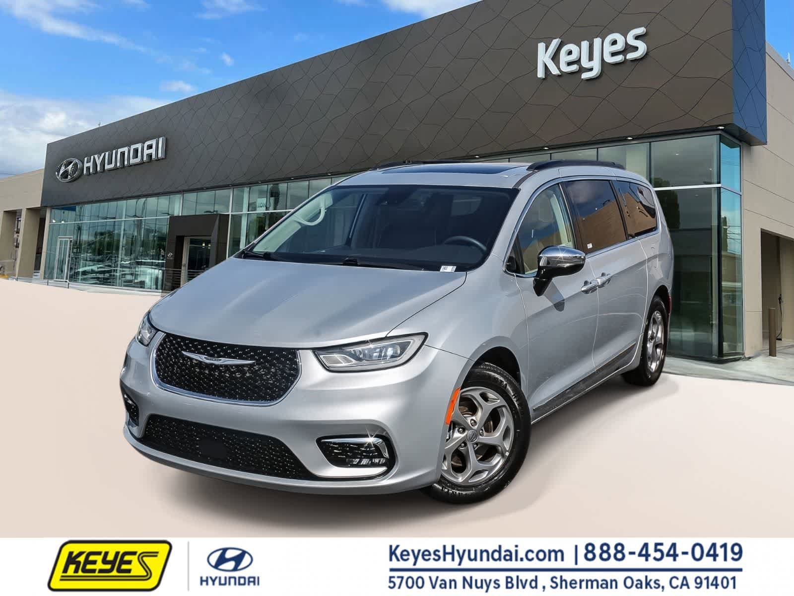 Used 2023 Chrysler Pacifica Limited image 1