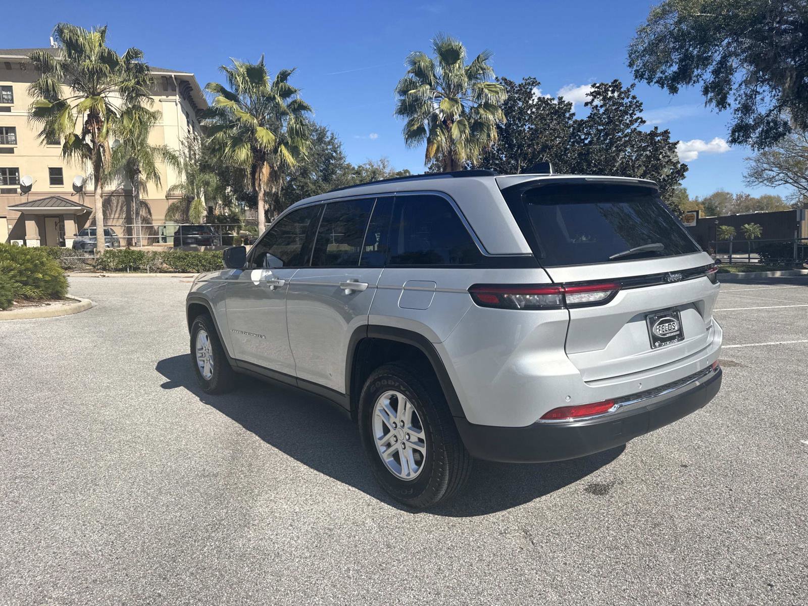 Used 2023 Jeep Grand Cherokee Laredo image 6