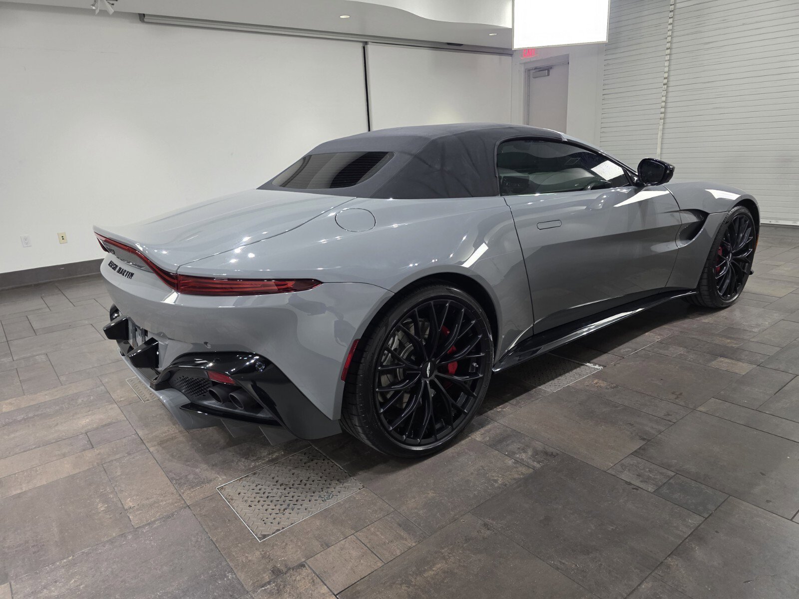 Used 2023 Aston Martin V8 Vantage Roadster image 2