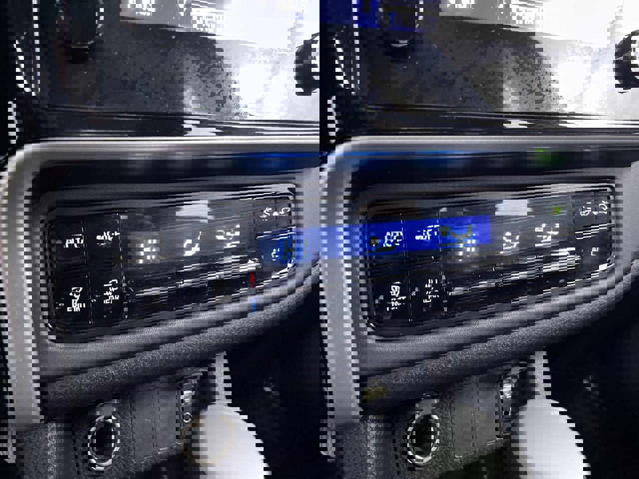 Used 2018 Toyota Corolla LE image 16