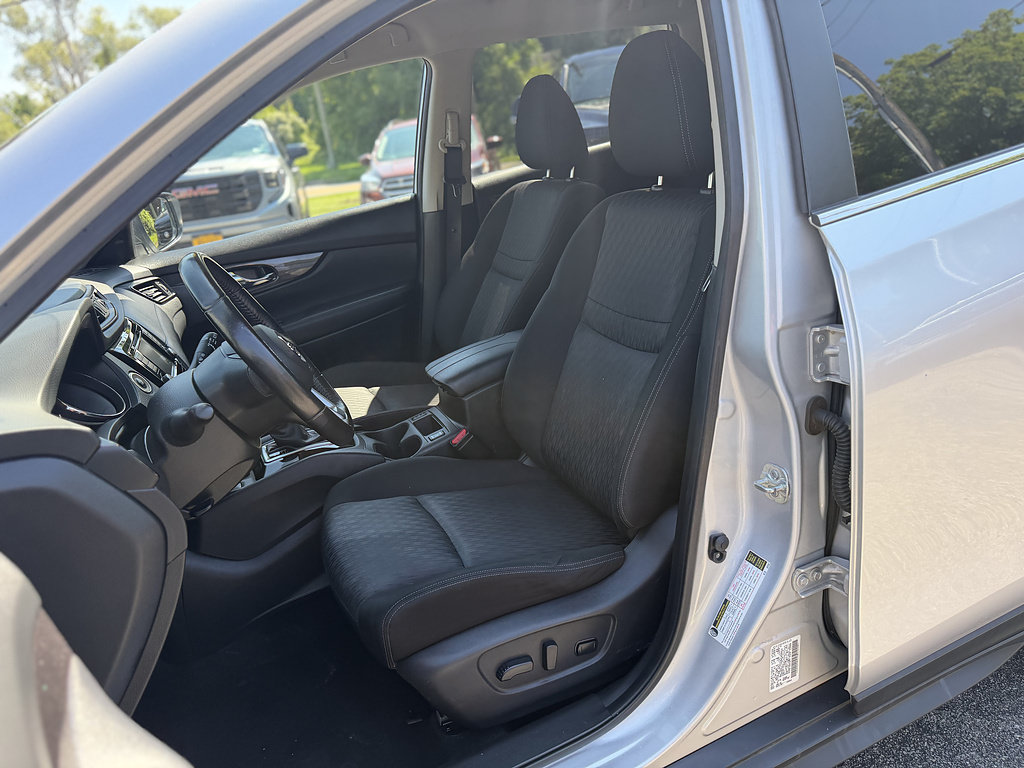 Used 2019 Nissan Rogue SV w/ Premium Package AWD/4WD image 12