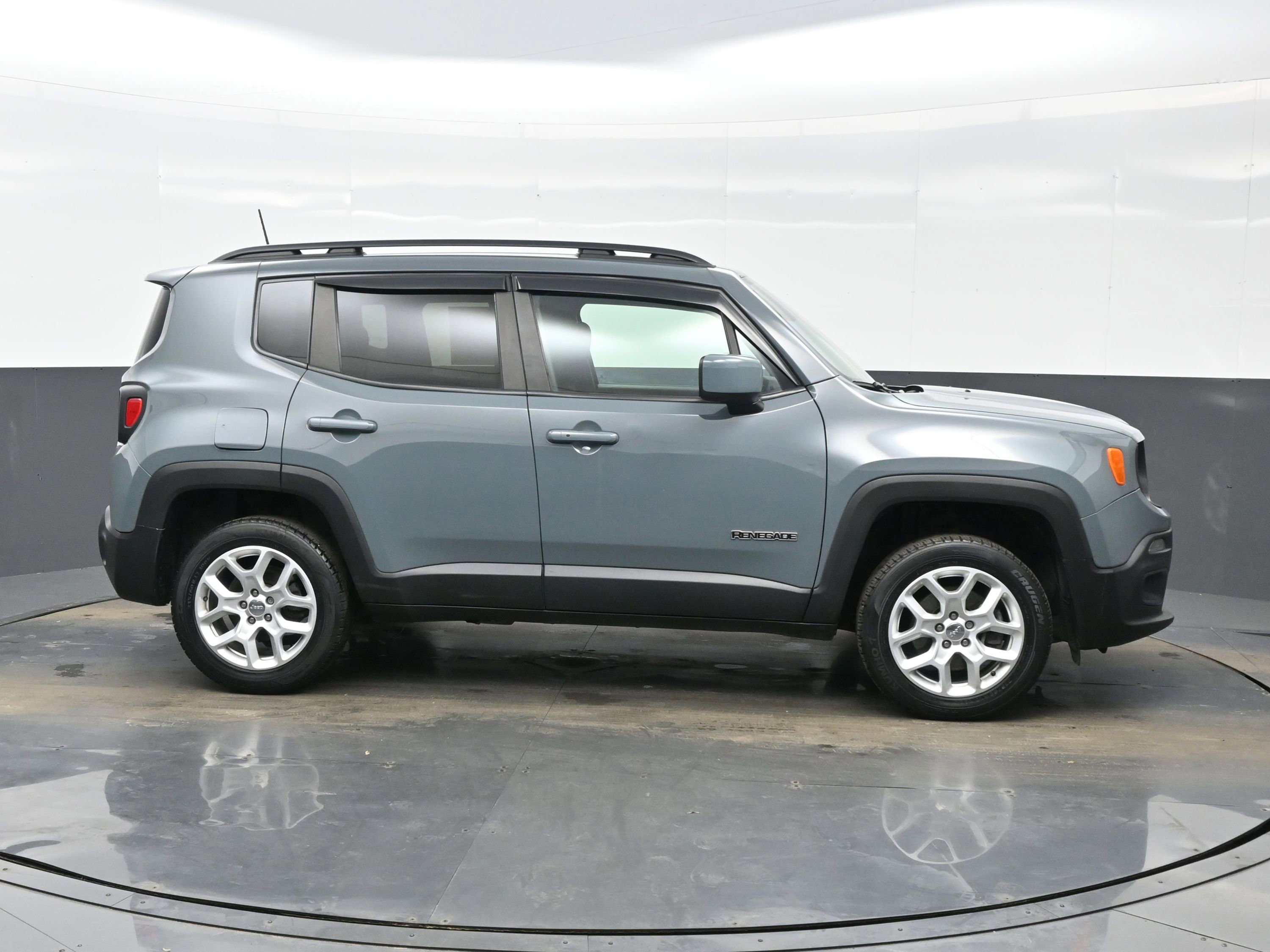 Used 2018 Jeep Renegade Latitude w/ Cold Weather Group image 7