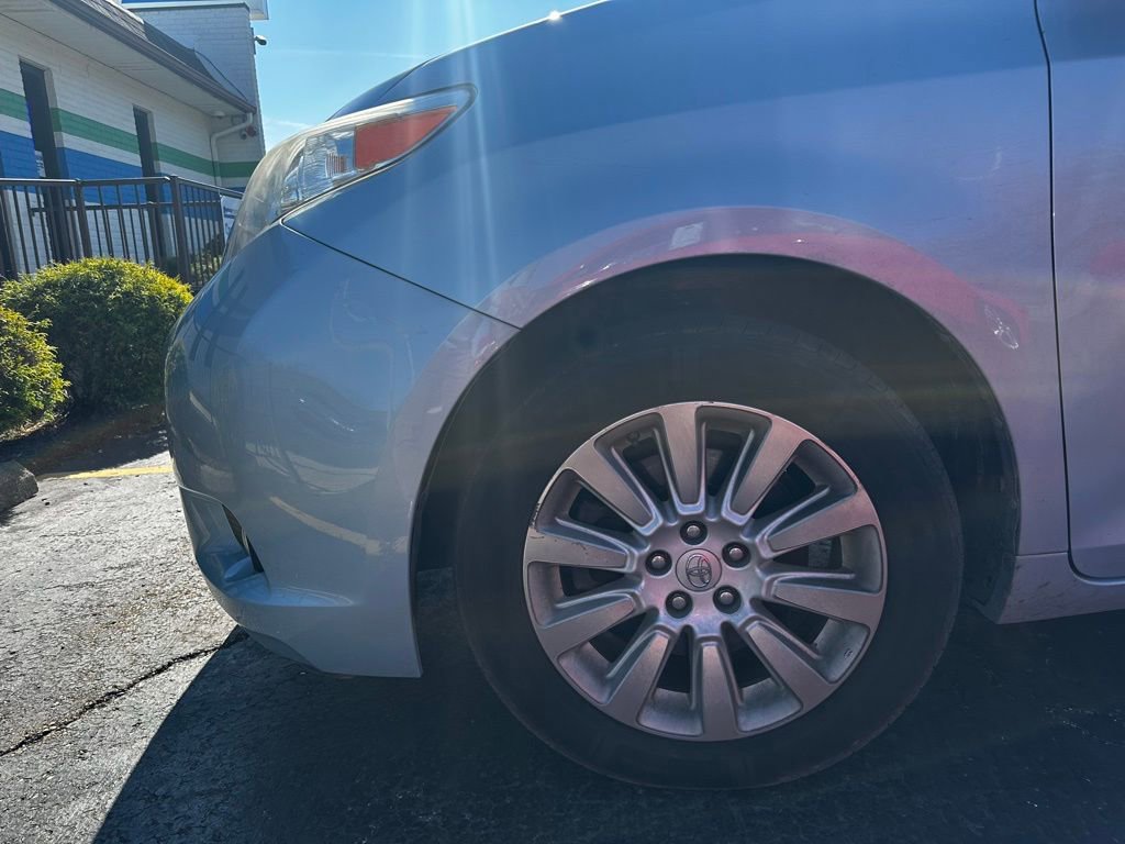 Used 2015 Toyota Sienna XLE w/ XLE Navigation Package image 2