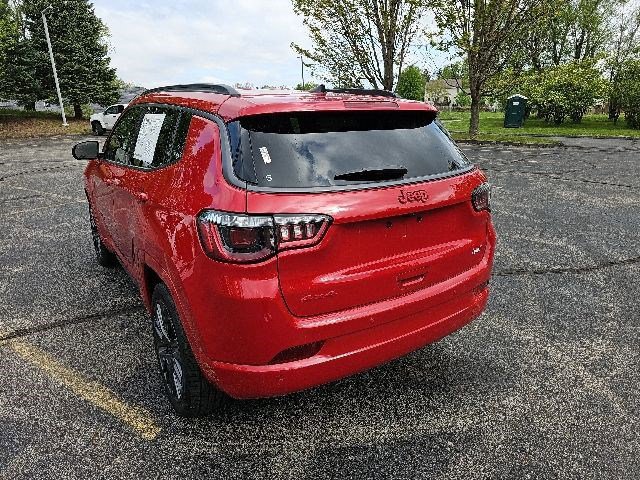 Used 2022 Jeep Compass Limited AWD/4WD image 3