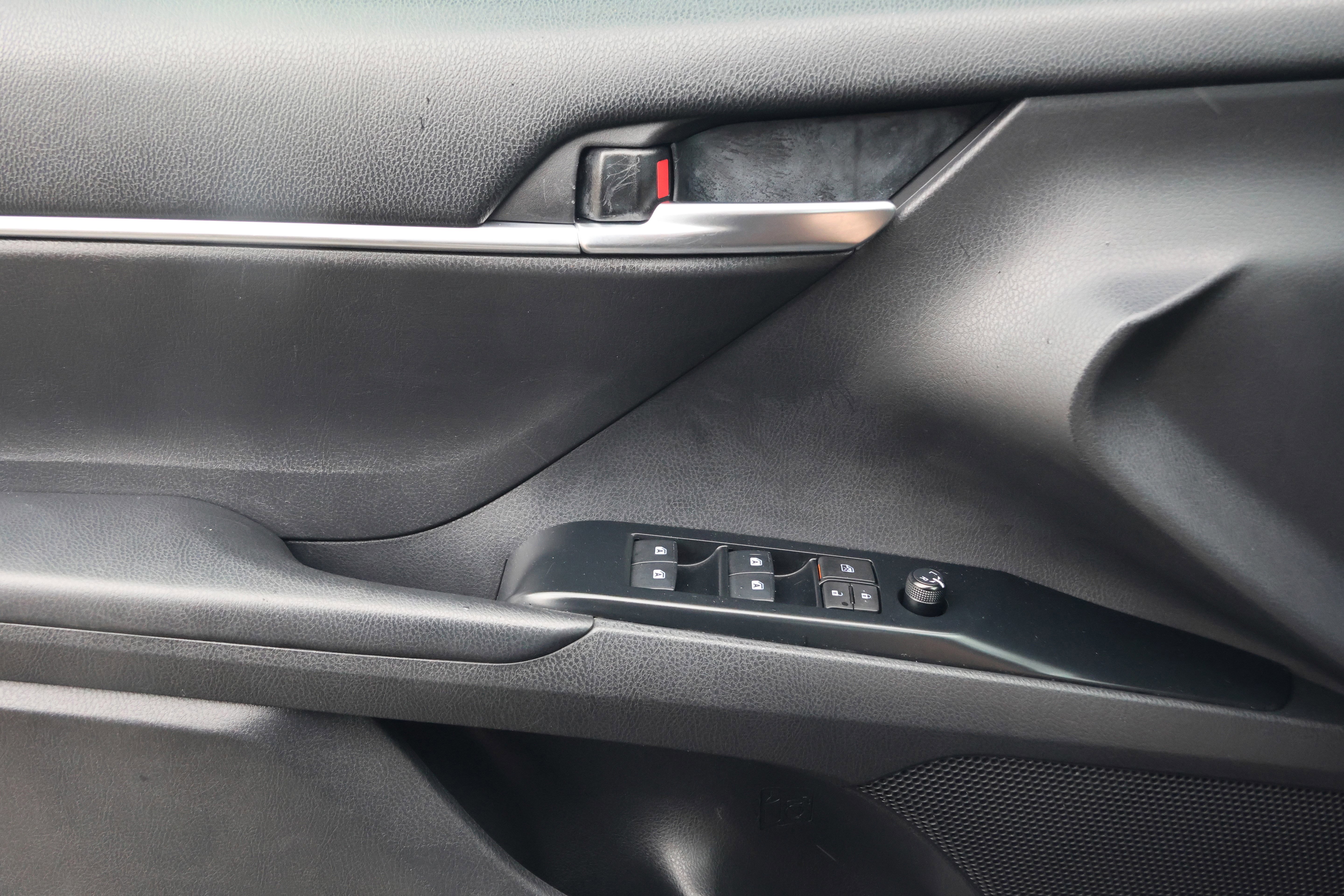 Used 2019 Toyota Camry LE FWD image 12