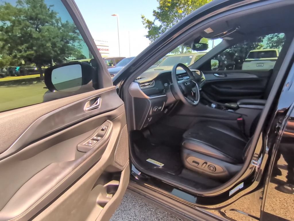 Used 2023 Jeep Grand Cherokee L Laredo AWD/4WD image 27
