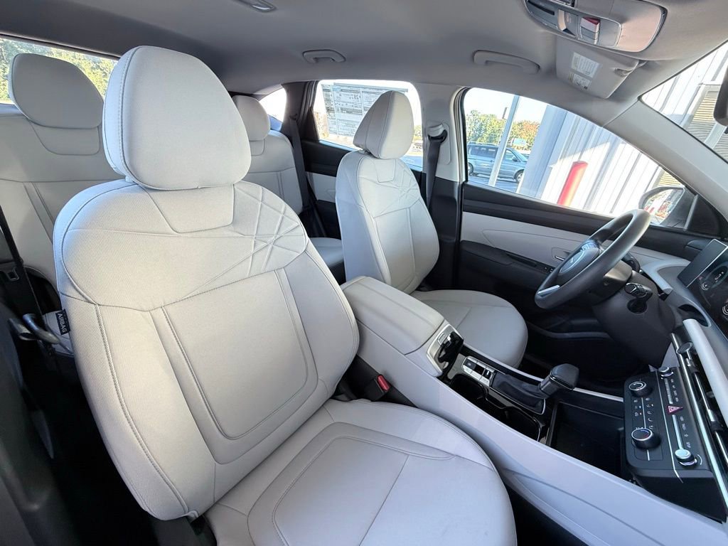 Used 2025 Hyundai Tucson SE image 33