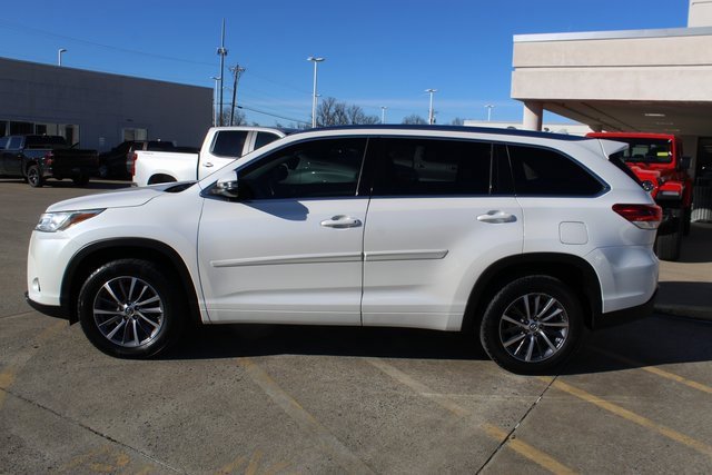 Used 2018 Toyota Highlander SE image 2