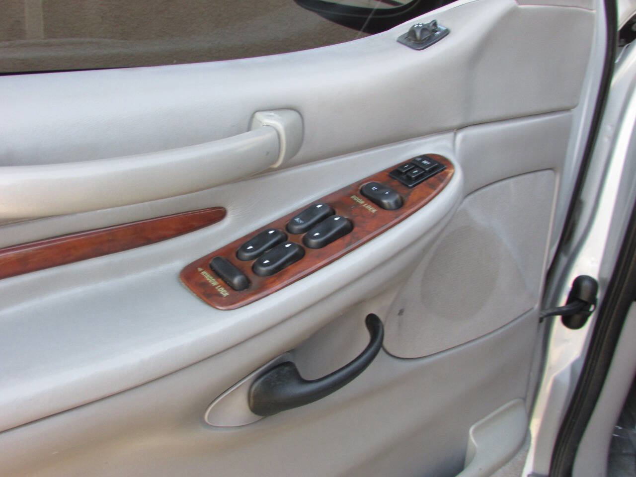 Used 2000 Lincoln Navigator 4WD image 11