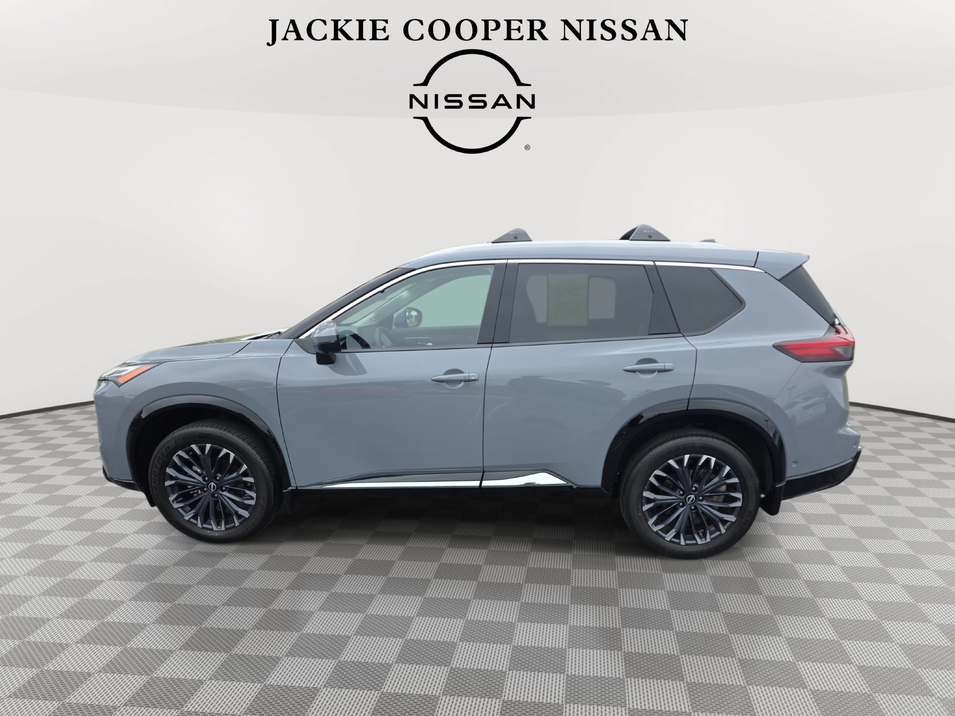 Used 2025 Nissan Rogue Platinum FWD image 8