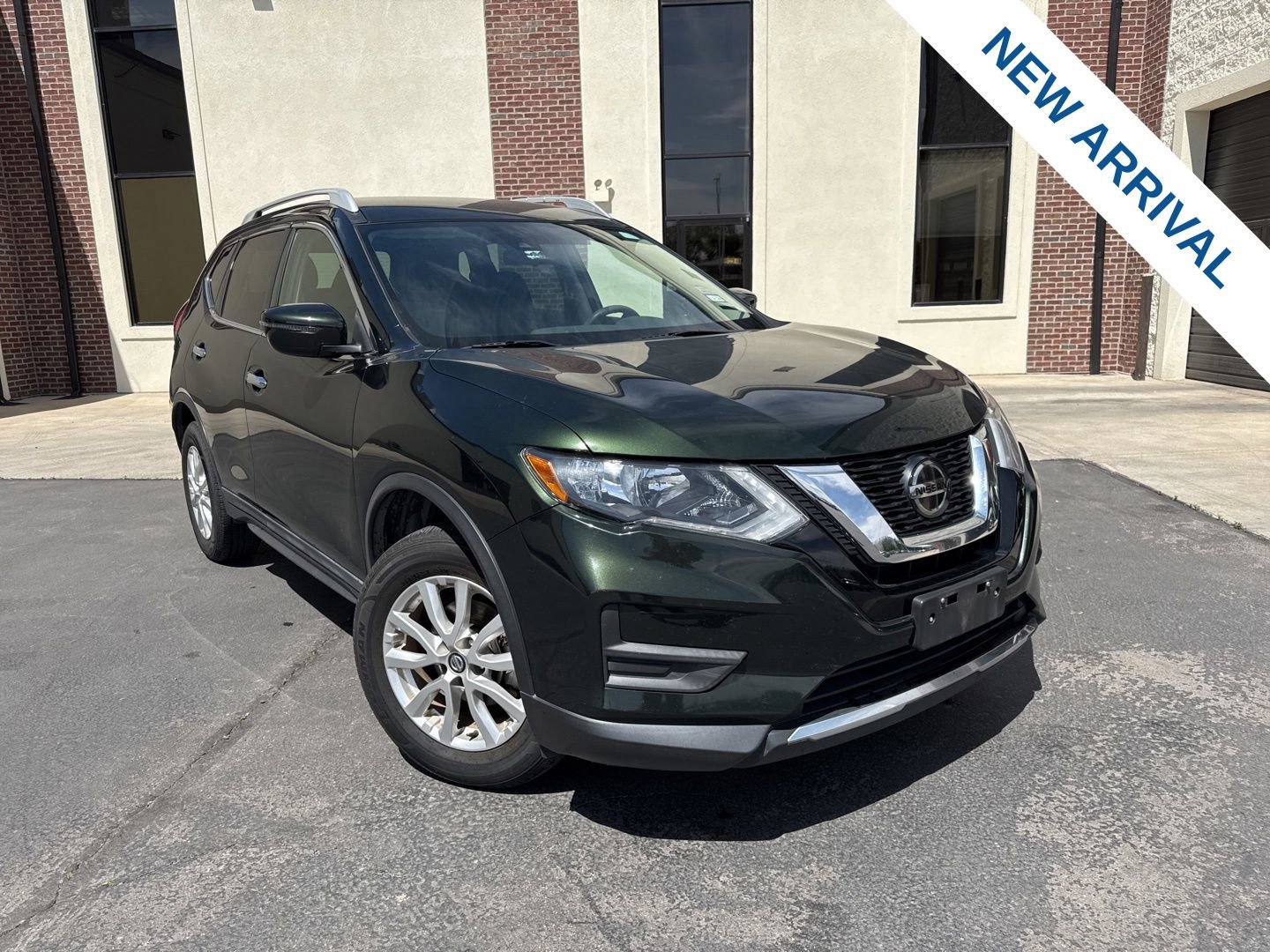 Used 2020 Nissan Rogue SV image 1