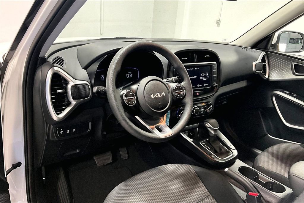 Used 2025 Kia Soul LX image 16