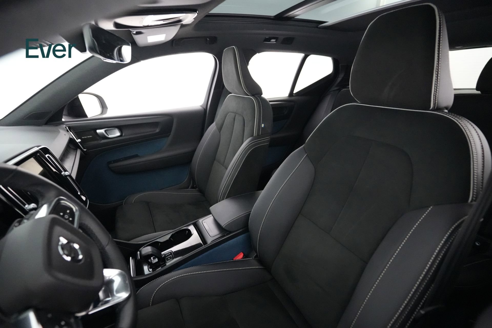 Used 2023 Volvo XC40 Recharge Ultimate image 11