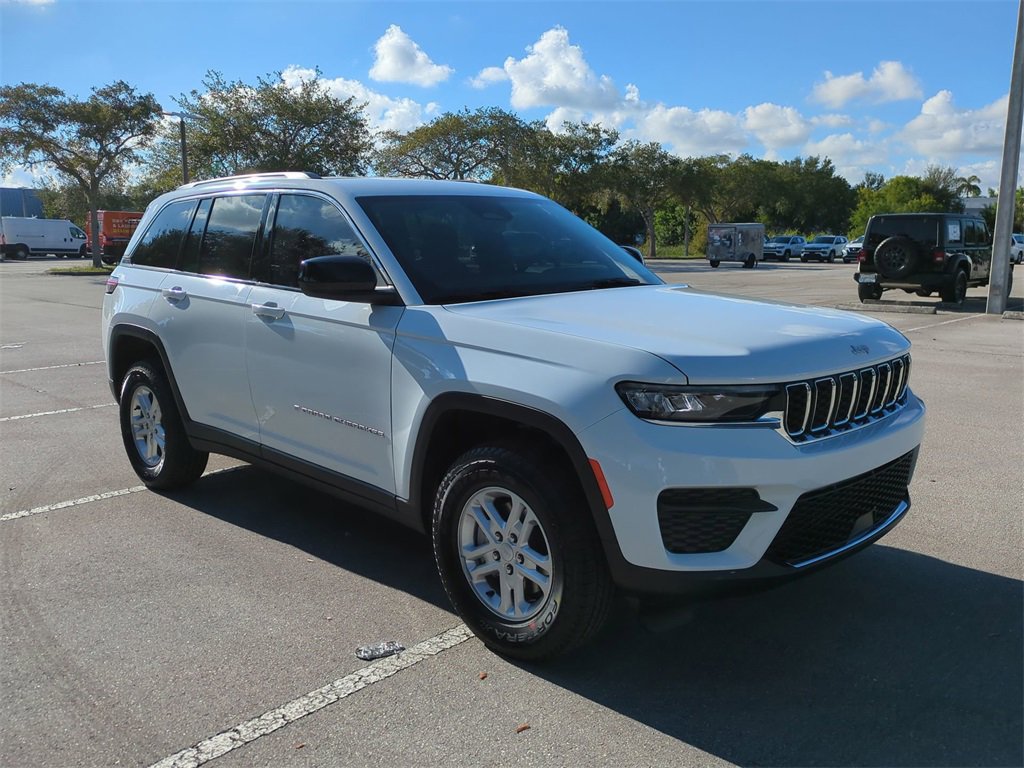 New 2025 Jeep Grand Cherokee Laredo image 2