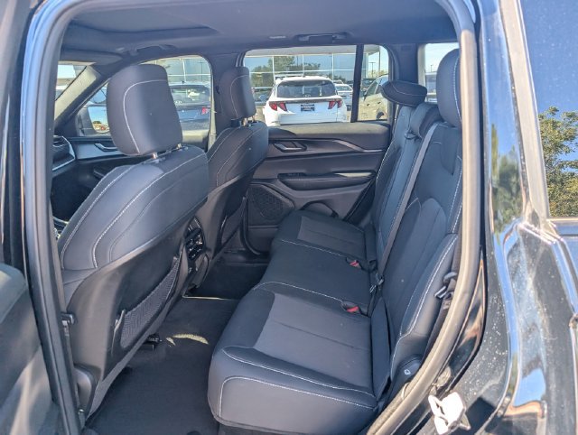 Used 2025 Jeep Grand Cherokee Laredo X AWD/4WD image 9