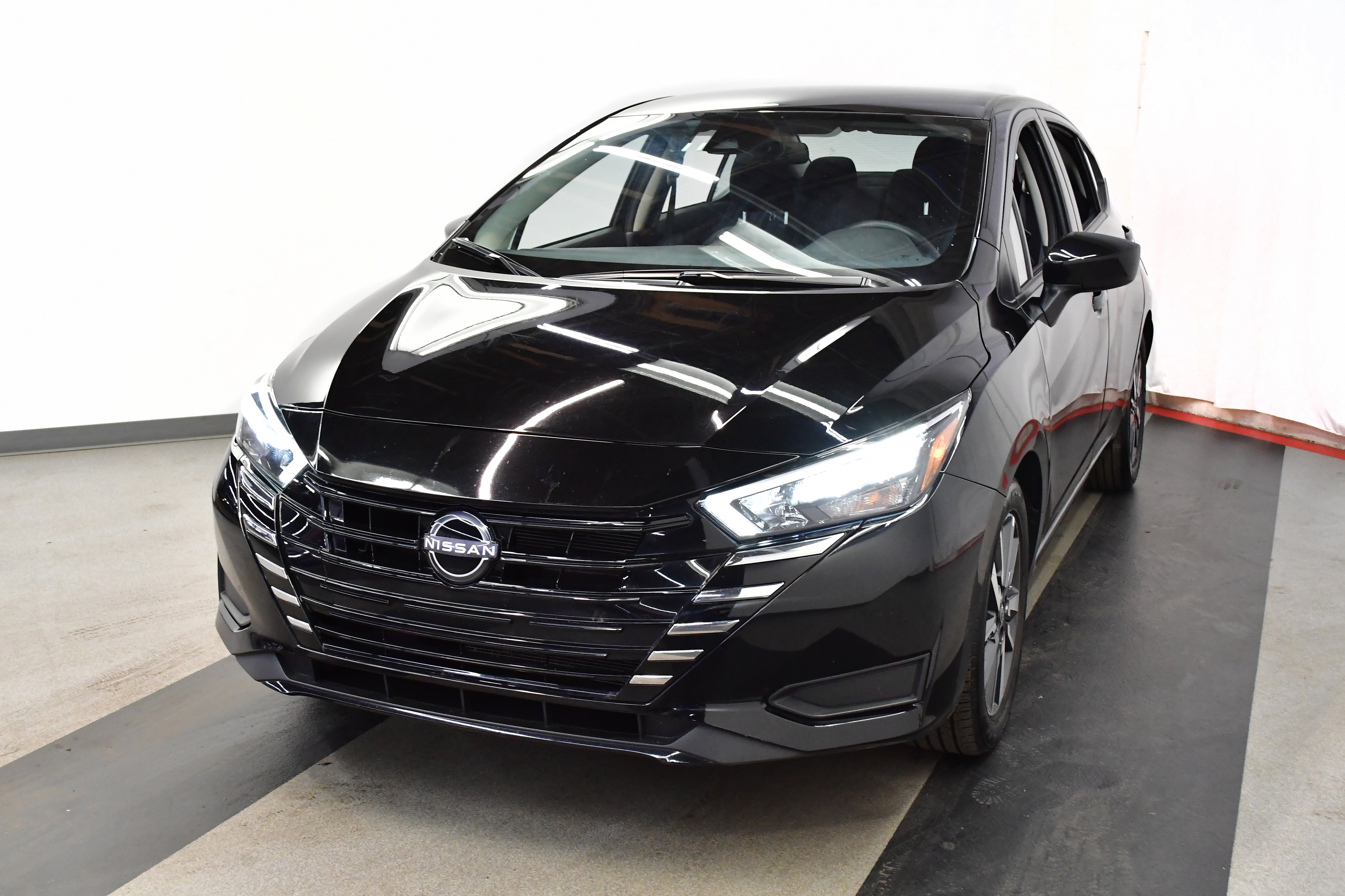 Used 2025 Nissan Versa SV image 4