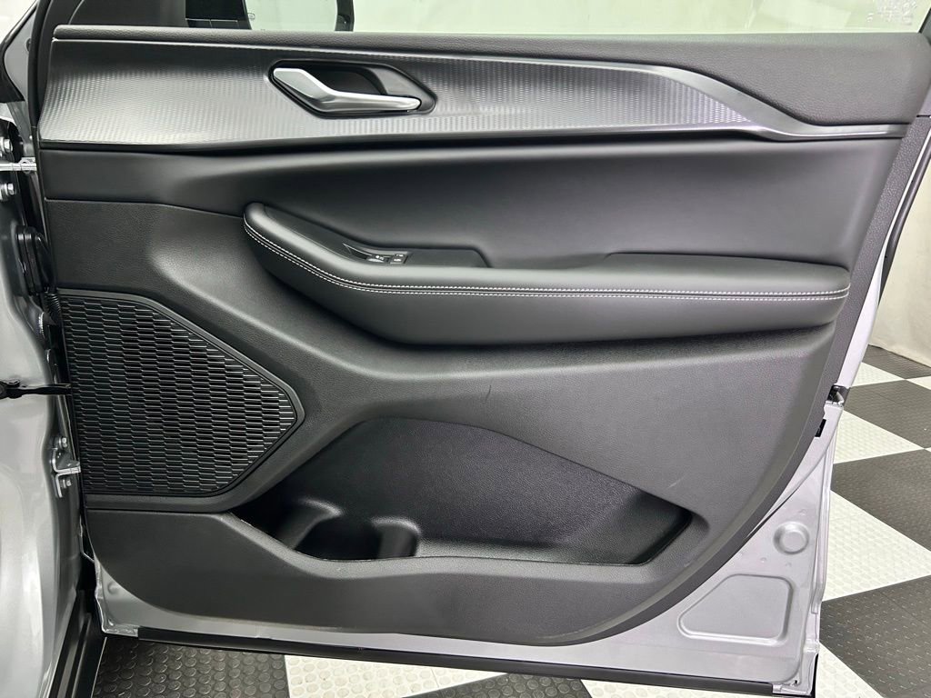 New 2025 Jeep Grand Cherokee L Altitude image 23