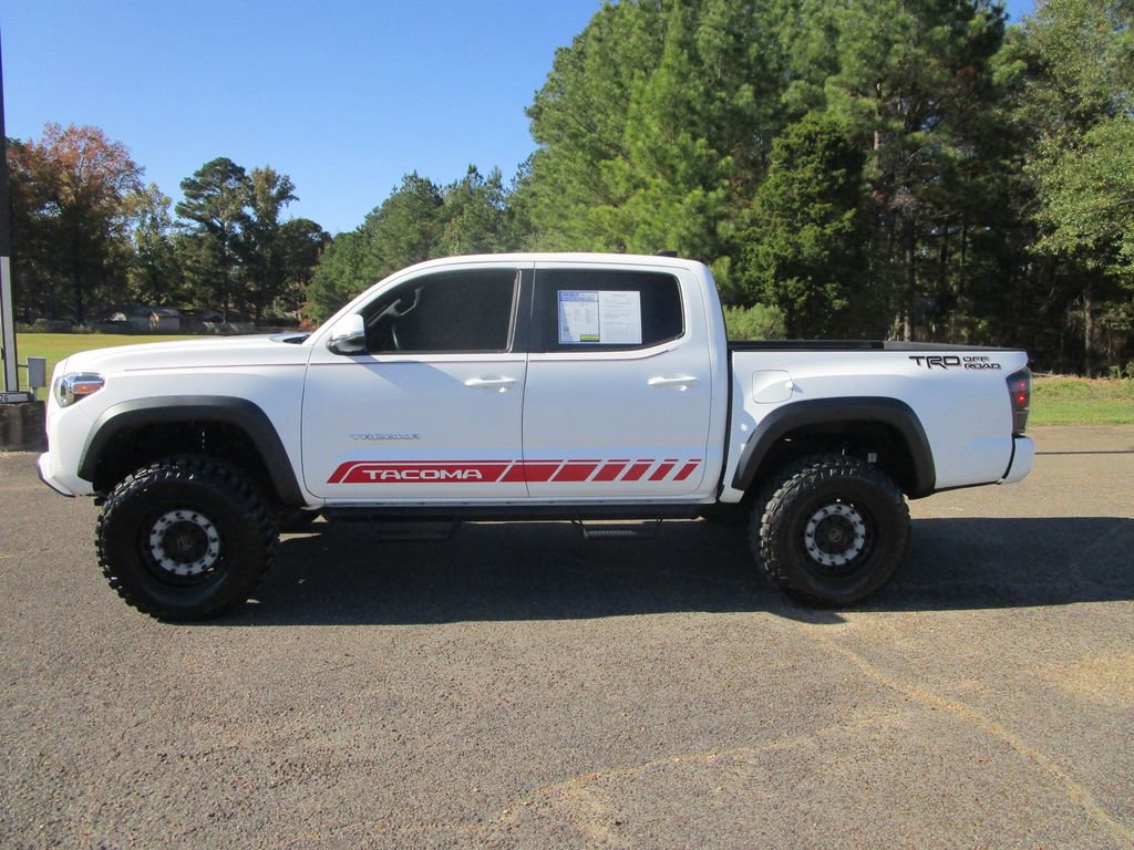 Used 2022 Toyota Tacoma TRD Off-Road image 2