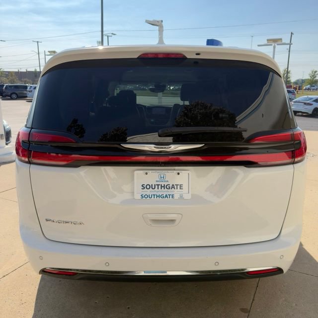 Used 2021 Chrysler Pacifica Touring-L w/ Uconnect Theater Family Group FWD image 4