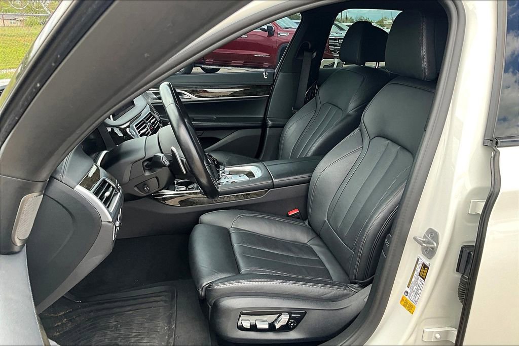 Used 2022 BMW 740i w/ M Sport Package image 32