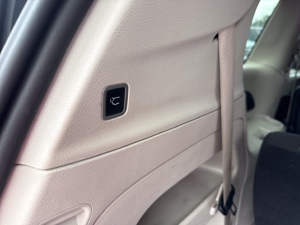 Used 2023 Chrysler Voyager LX FWD image 15
