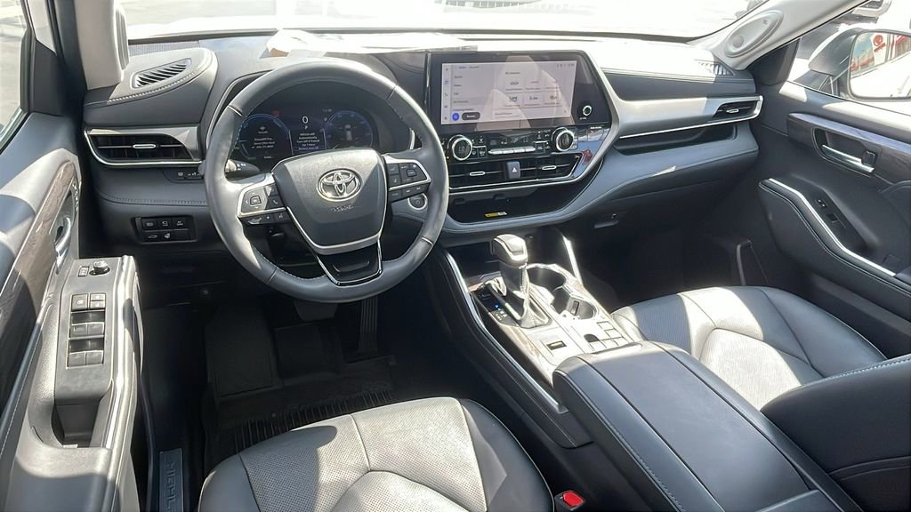 Used 2024 Toyota Highlander Limited image 14