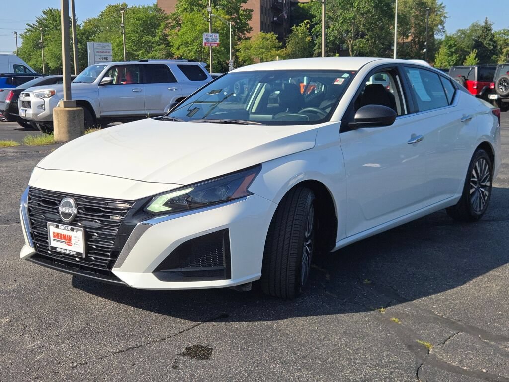 Used 2024 Nissan Altima 2.5 SV FWD image 3
