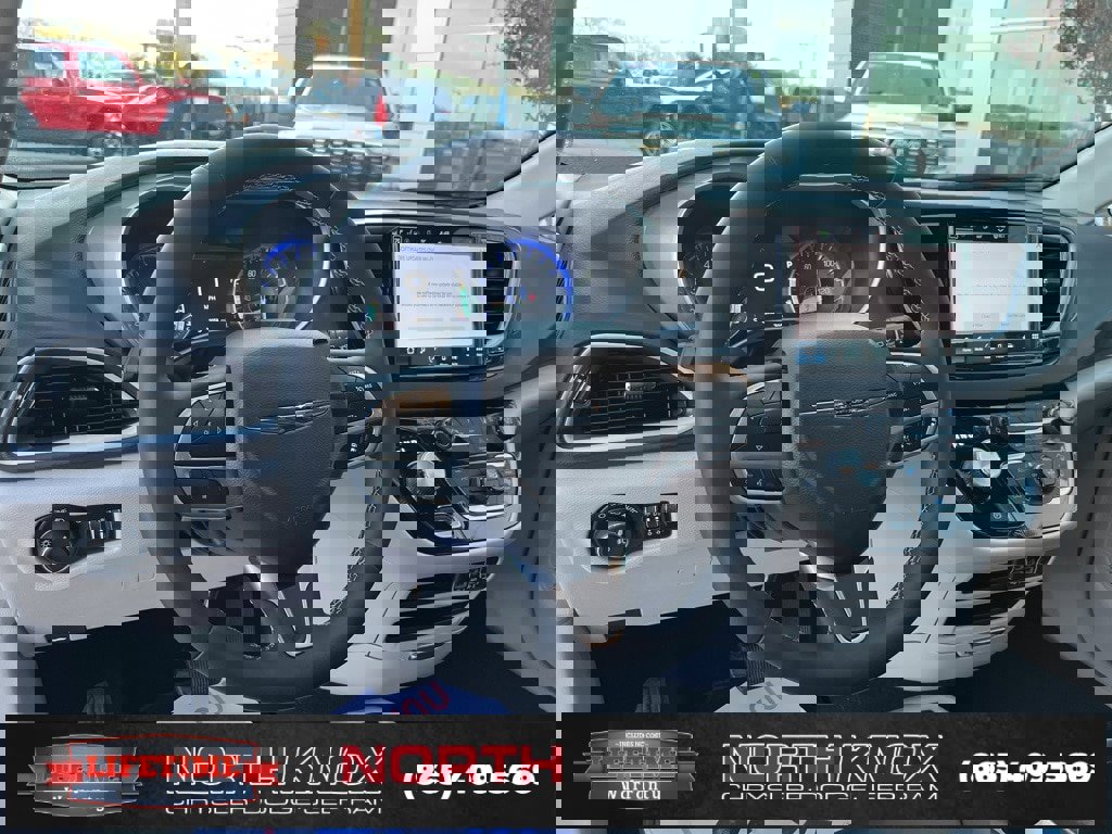 Used 2024 Chrysler Pacifica Touring-L image 6