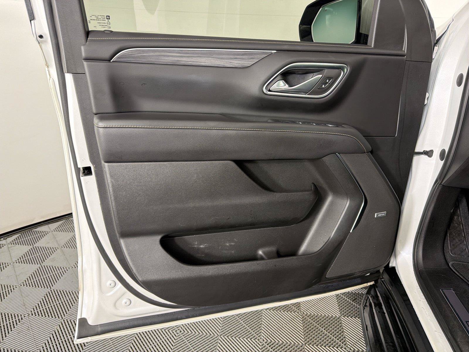 Used 2023 GMC Yukon XL SLT w/ SLT Premium Package AWD/4WD image 8