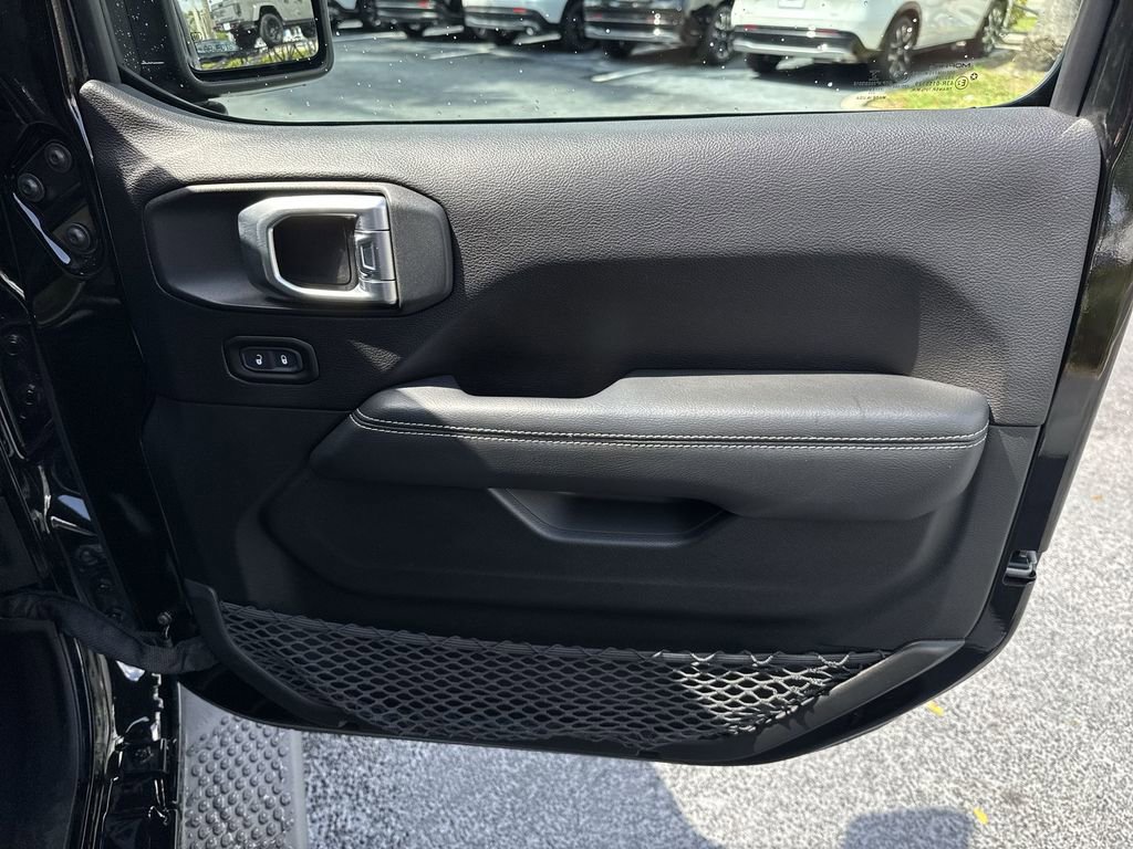 Used 2019 Jeep Wrangler Unlimited Sahara AWD/4WD image 39