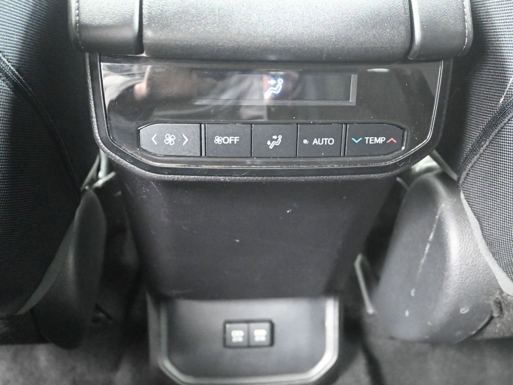 Used 2020 Toyota Highlander LE image 29