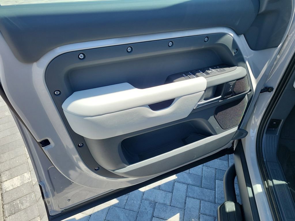 New 2026 Land Rover Defender 110 X-Dynamic SE AWD/4WD image 22