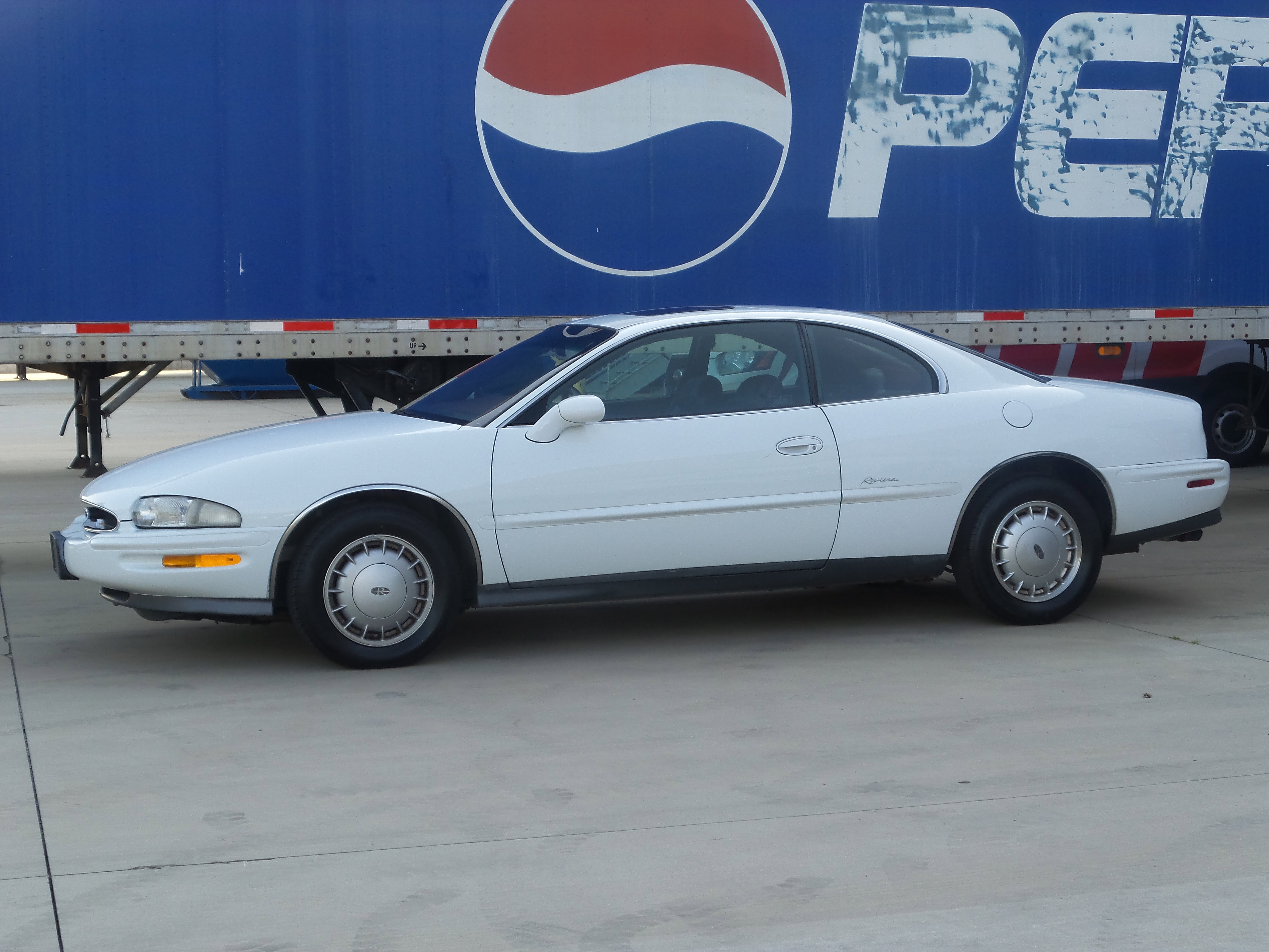 Used 1995 Buick Riviera Coupe image 2