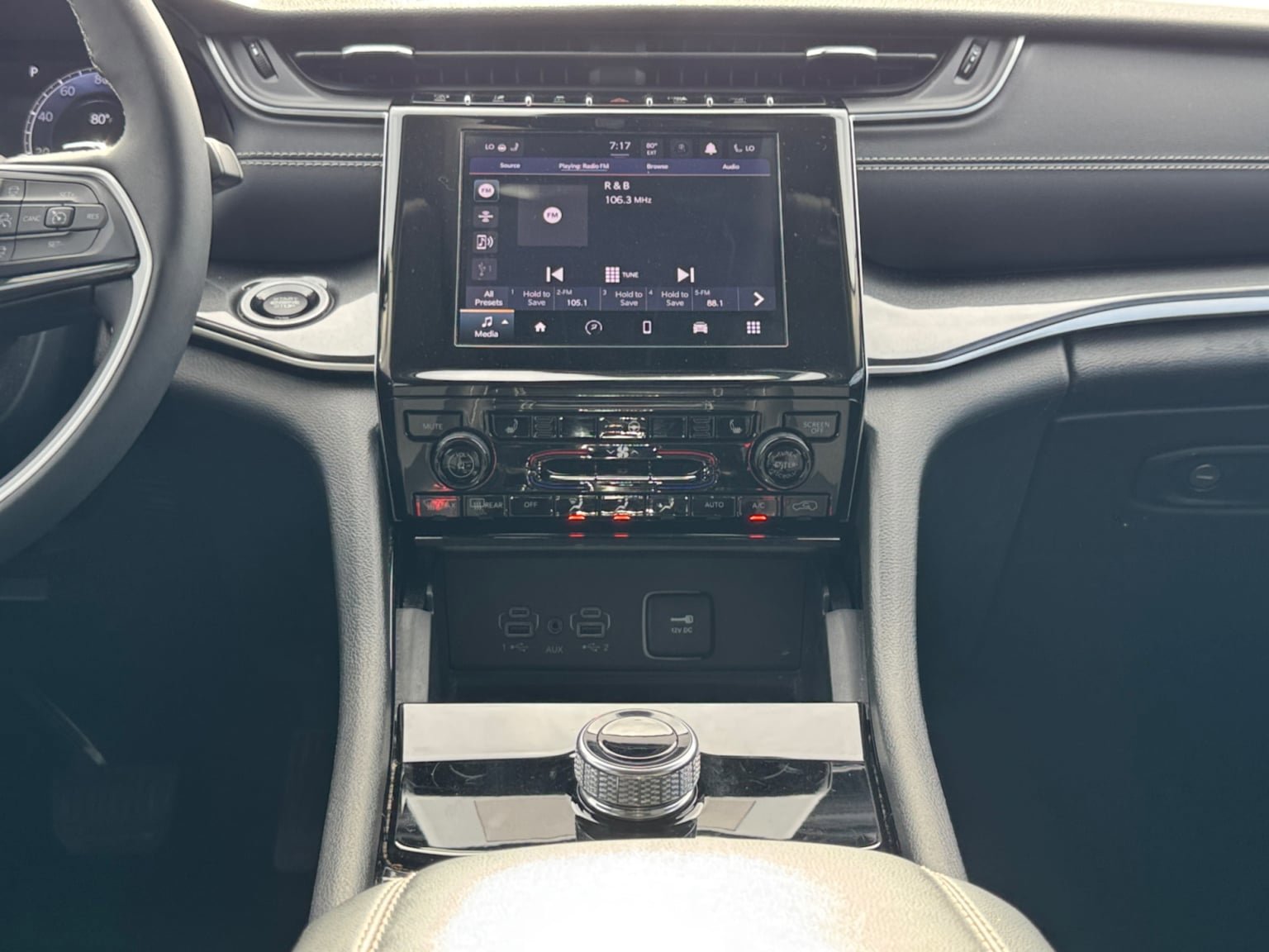 Used 2023 Jeep Grand Cherokee Laredo w/ Luxury Tech Group I RWD image 15