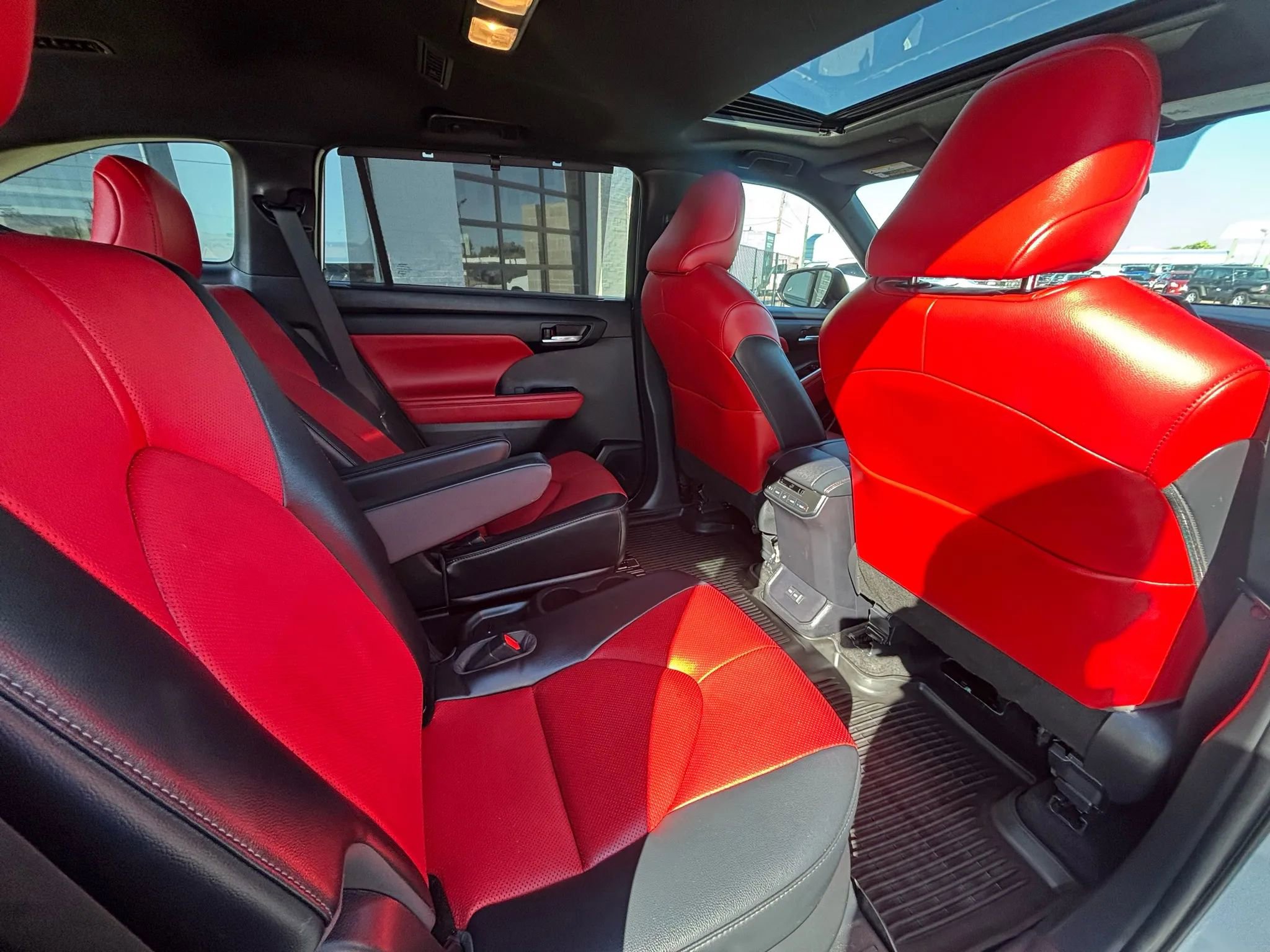 Used 2023 Toyota Highlander XSE image 9