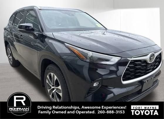 Used 2025 Toyota Highlander XLE image 4