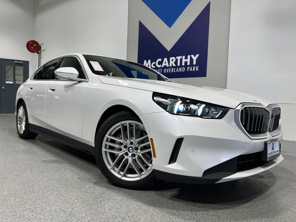 Used 2025 BMW 530i xDrive w/ Premium Package AWD/4WD image 2