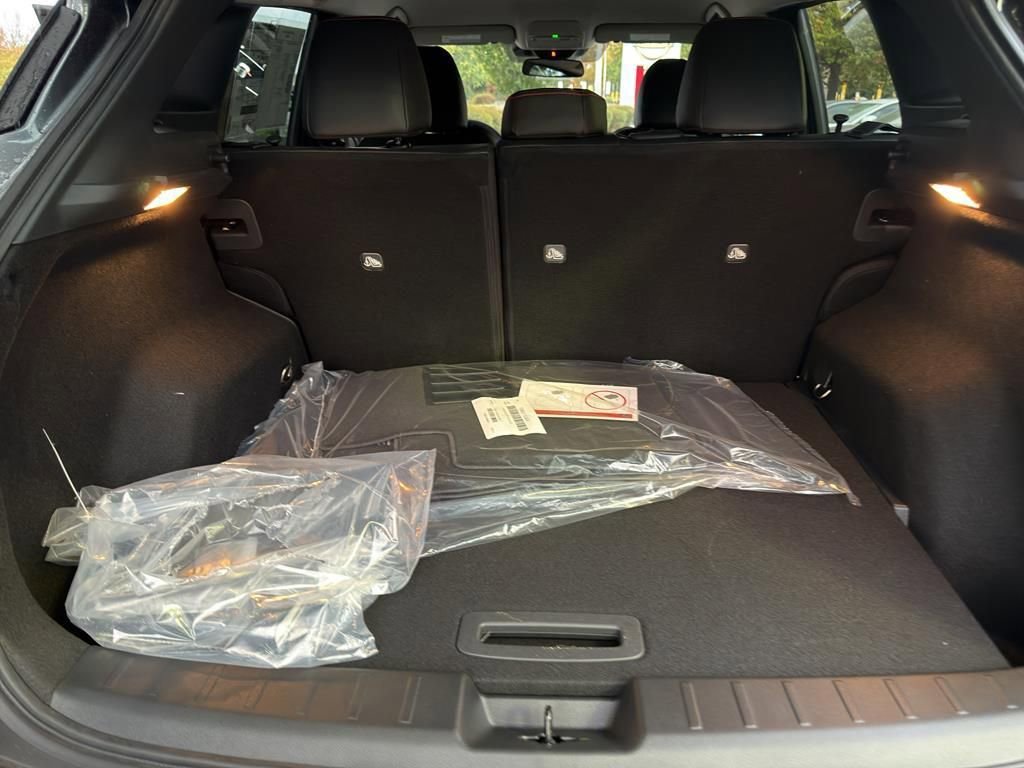 New 2026 Nissan Kicks SR image 32