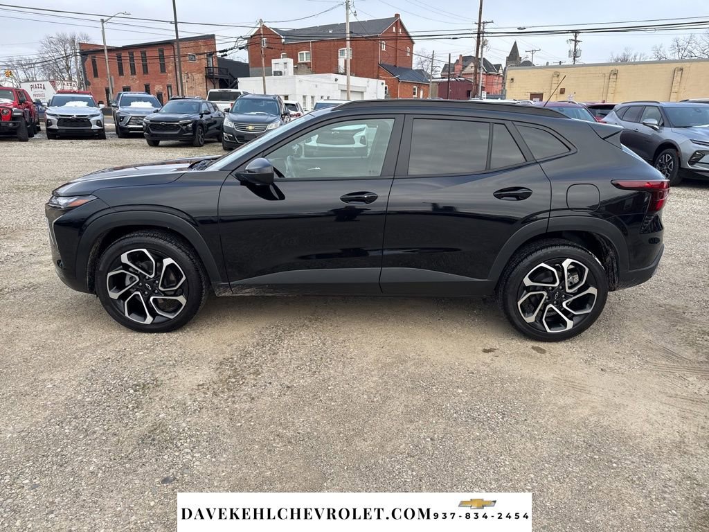 Used 2025 Chevrolet Trax RS w/ Sunroof Package image 2