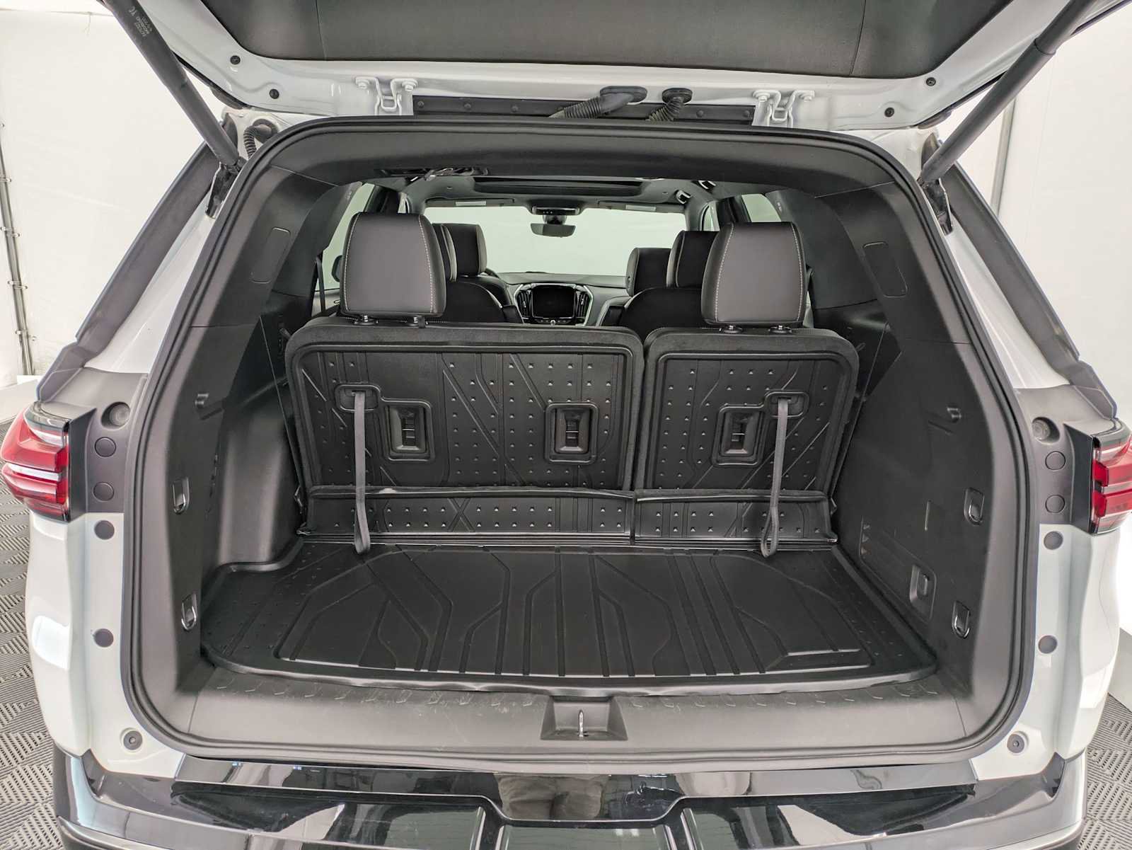 Used 2024 Chevrolet Traverse Premier w/ Redline Edition AWD/4WD image 35