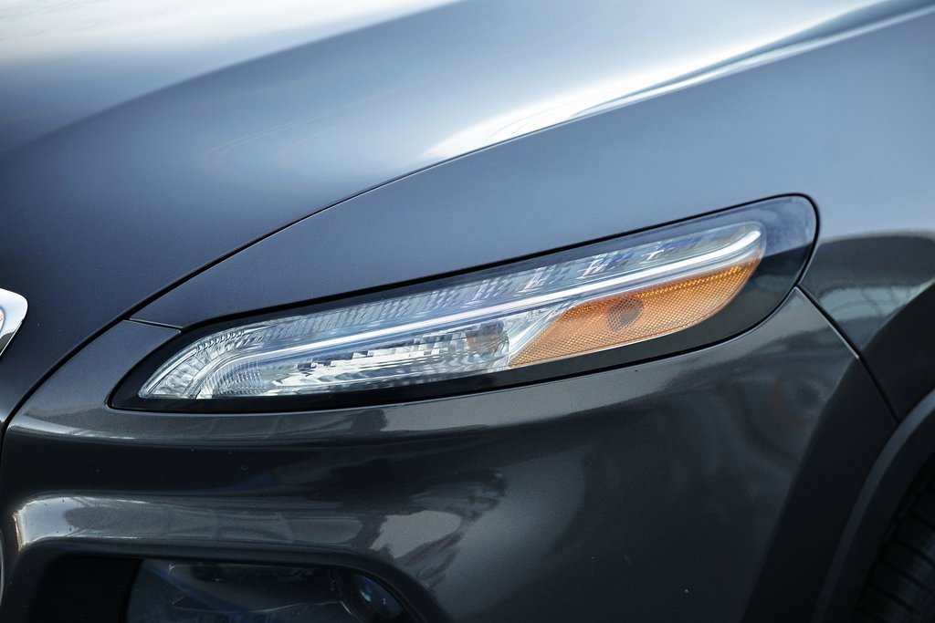 Used 2018 Jeep Cherokee Latitude Plus w/ Comfort/Convenience Group image 12