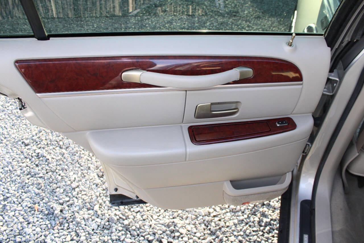 Used 2005 Lincoln Town Car Signature image 20