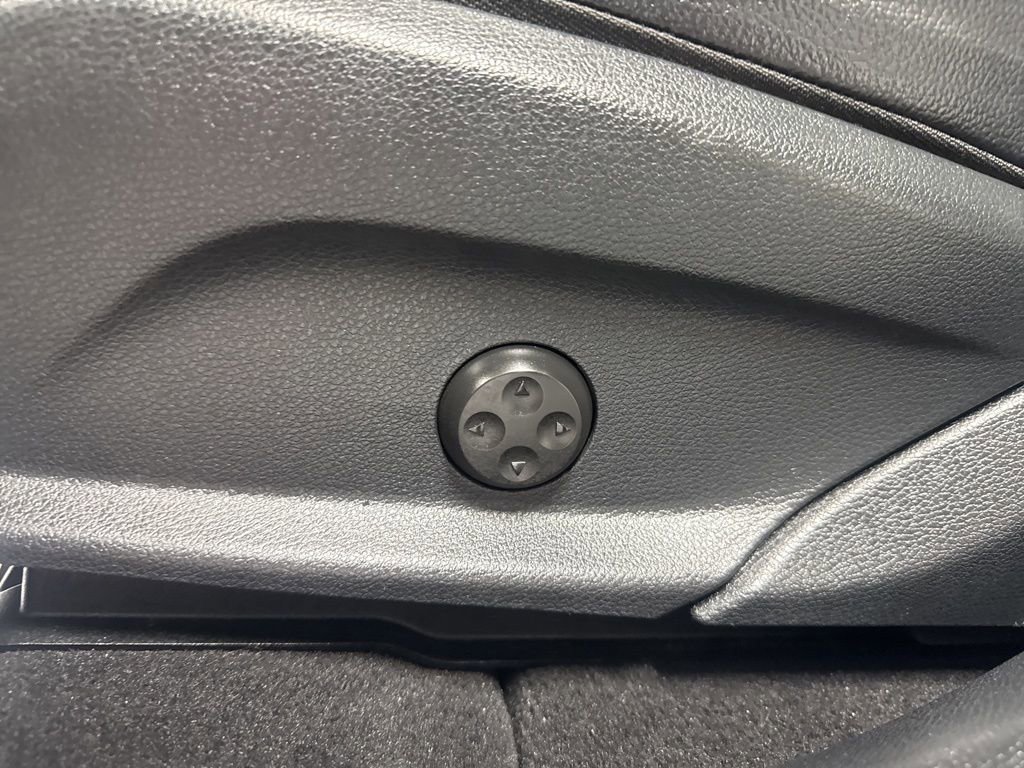 Used 2022 Mercedes-Benz GLC 300 4MATIC w/ AMG Line image 10