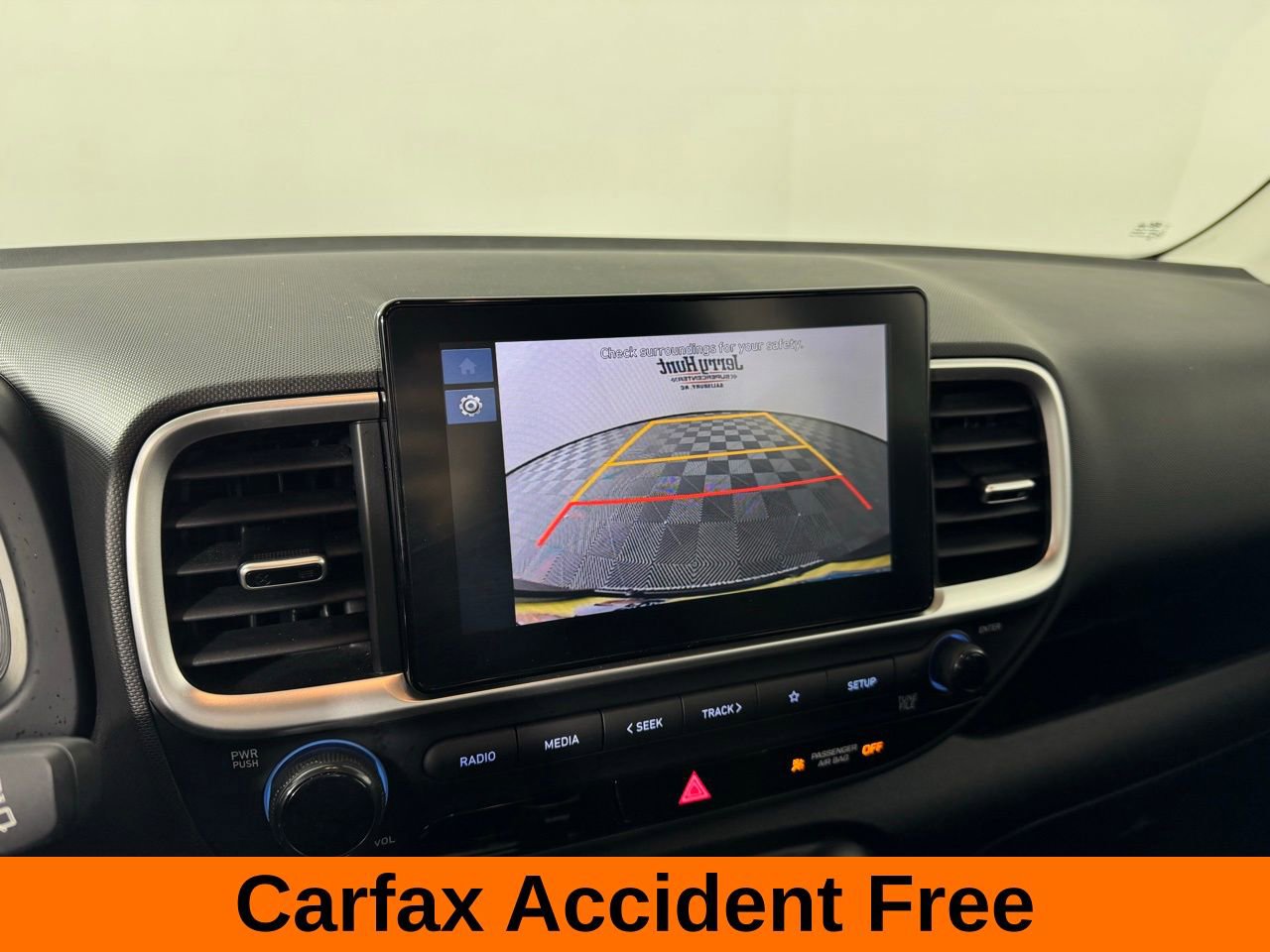 Used 2024 Hyundai Venue SEL image 3