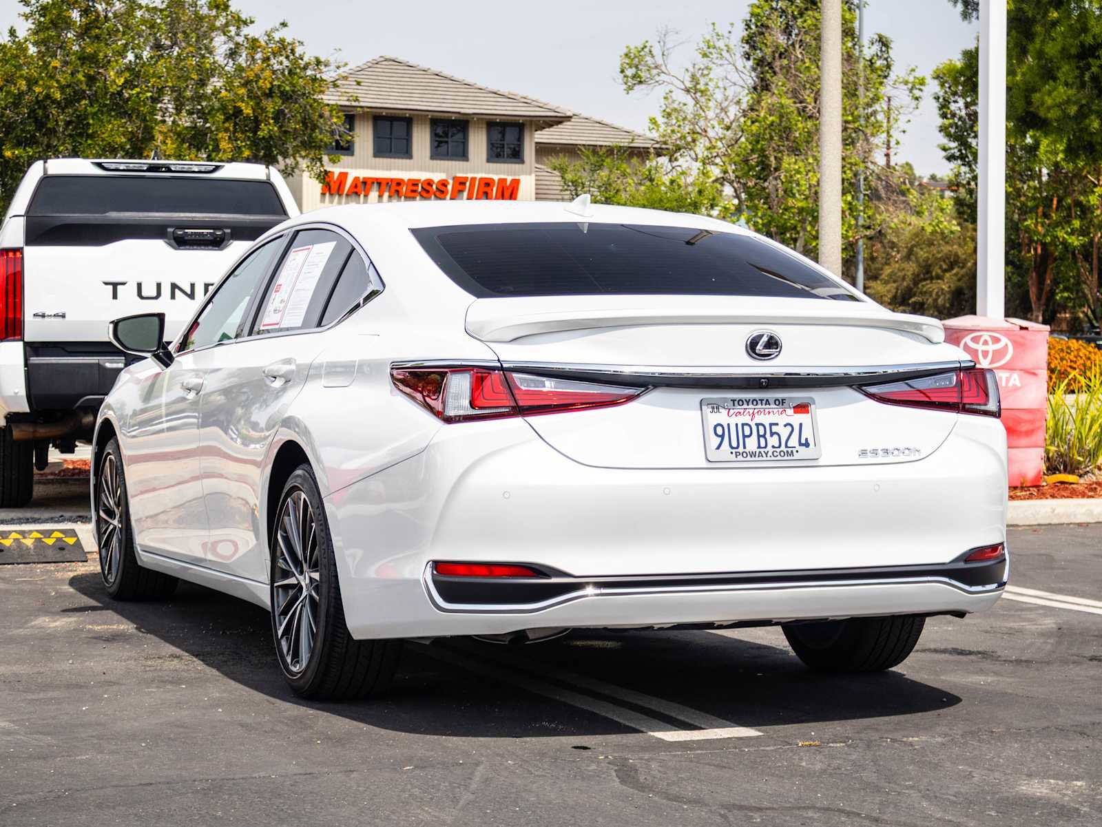 Used 2025 Lexus ES 300h w/ Premium Package image 8