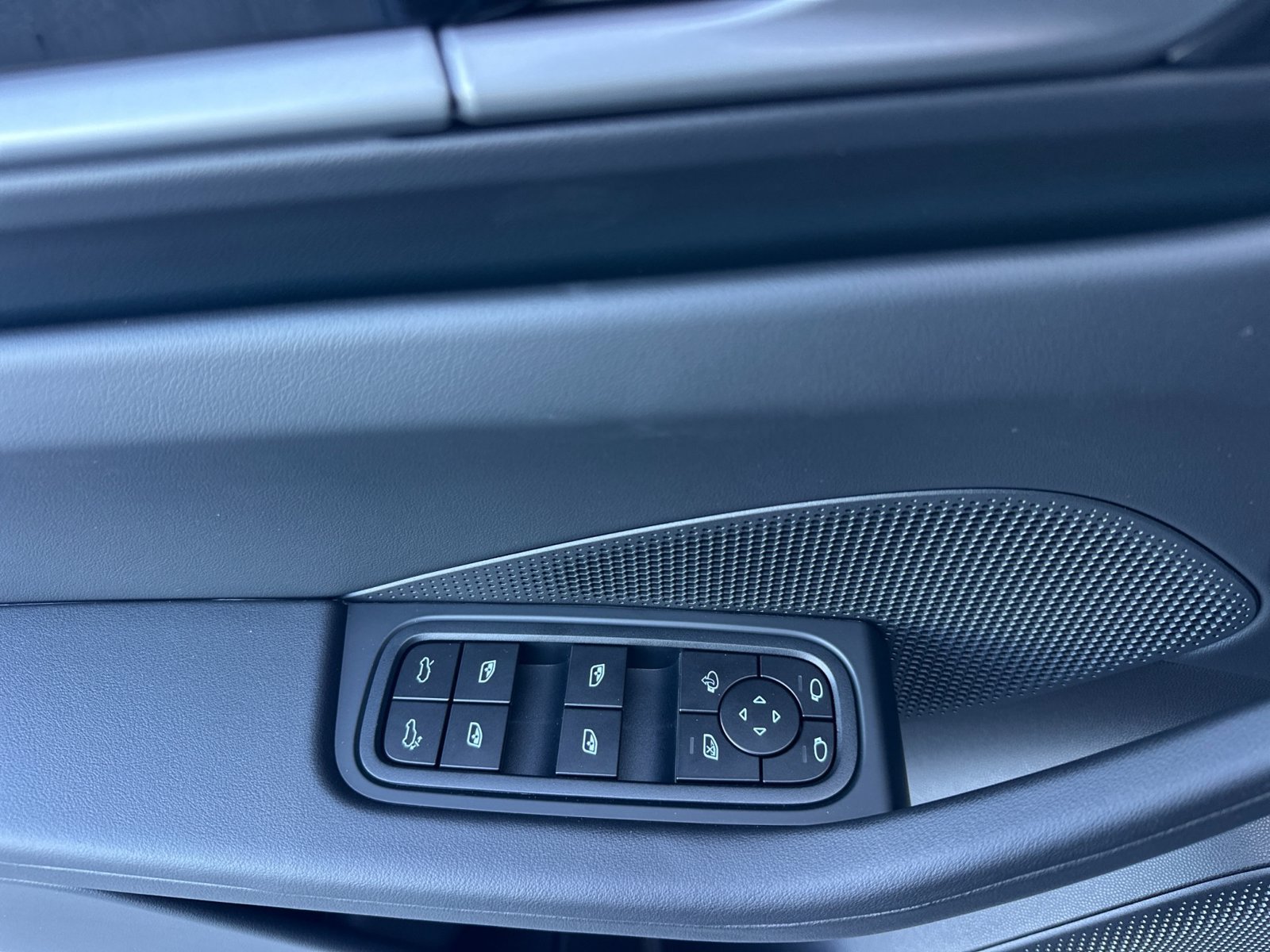 New 2026 Porsche Macan 4 Electric AWD/4WD image 13
