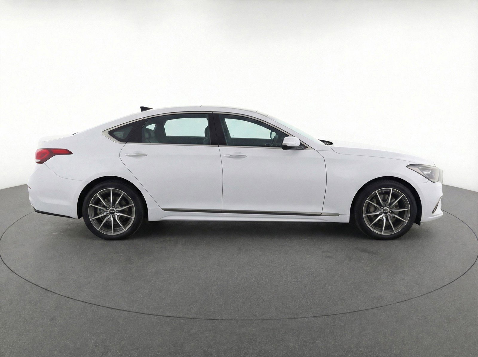 Used 2025 Genesis G70 2.5T image 11