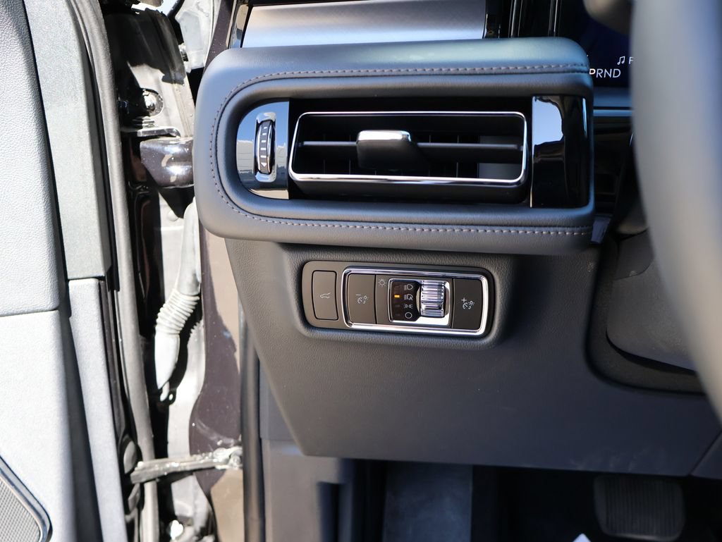 Used 2025 Lincoln Aviator AWD image 28