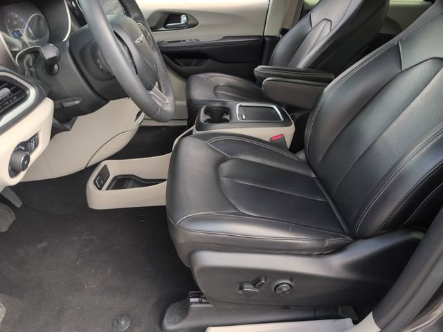 Used 2023 Chrysler Pacifica Touring-L FWD image 16