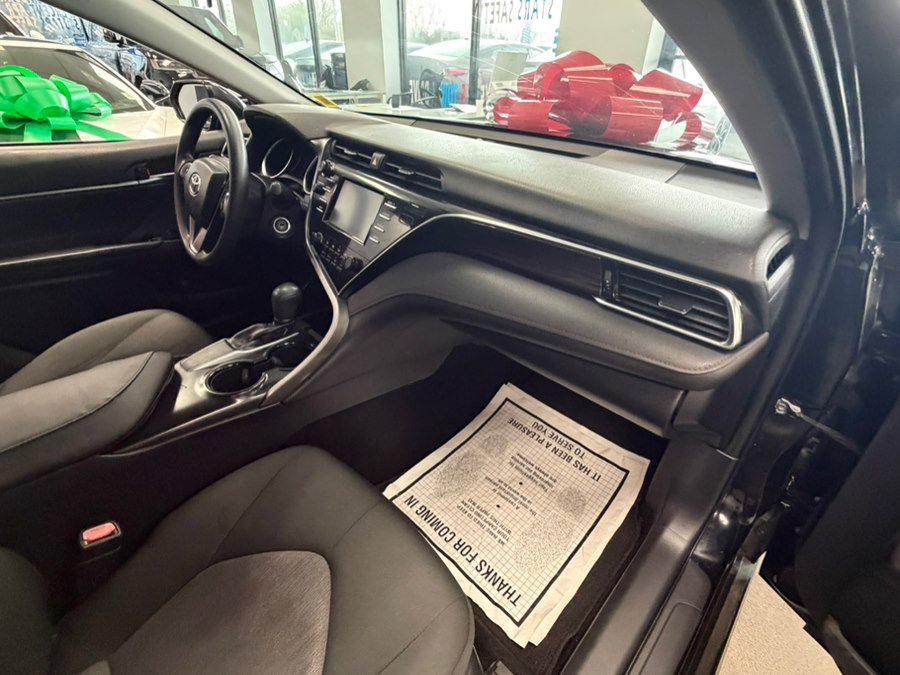 Used 2018 Toyota Camry LE FWD image 19